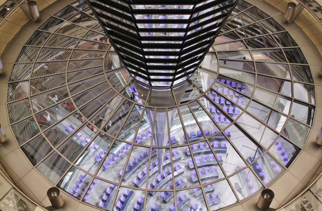 reichstag-366199_1920 kein © pixabay Durch eine Glaskuppel sieht man von oben den Plenarsaal des Deutschen Bundestags.