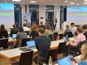 Prof. Dr. Thorsten Müller hält das Grußwort beim Fokus Umweltenergierecht zur Umsetzung von Wärmeplänen.