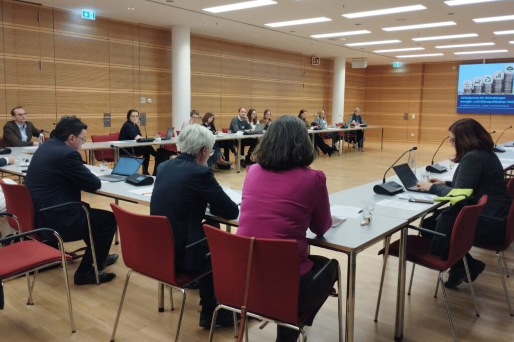 Mehrere Personen diskutieren das Thema "sozial gerecht zur Klimaneutralität".