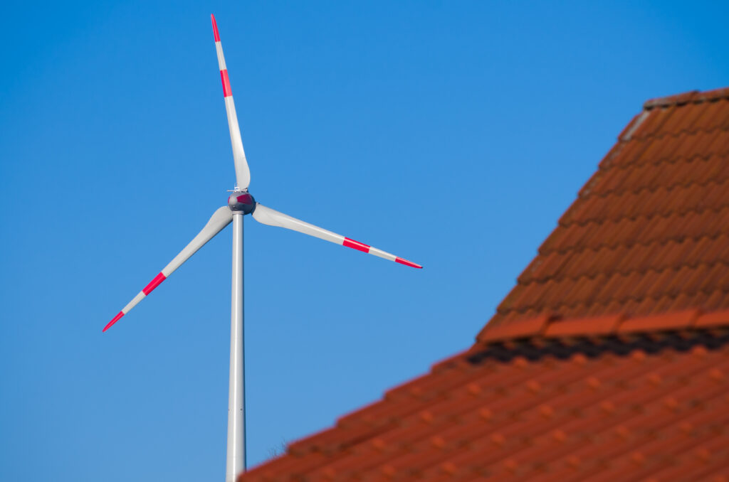 Eine Windenergieanlage steht in der Nähe einer Siedlung.