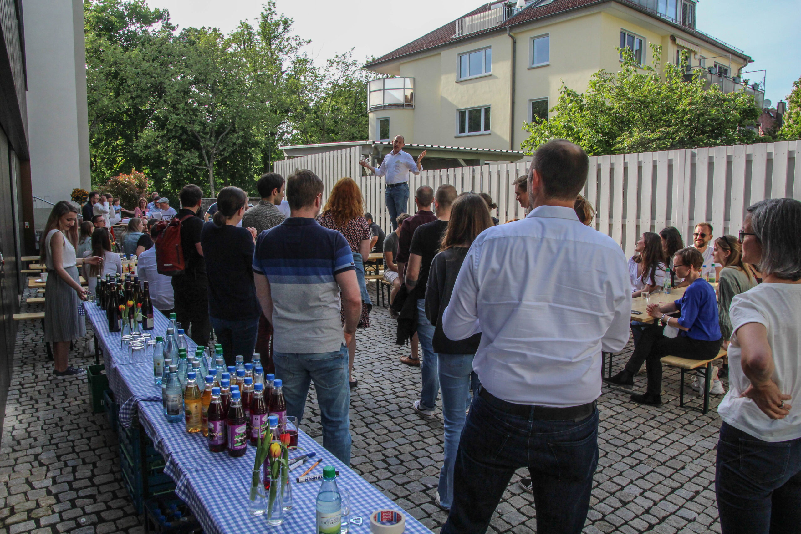 Im Stiftungshof wird ein Fest gefeiert.