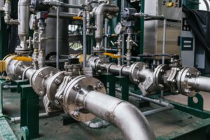 Industrielle Gasleitungen in einem Konvolut aus Leitungen.