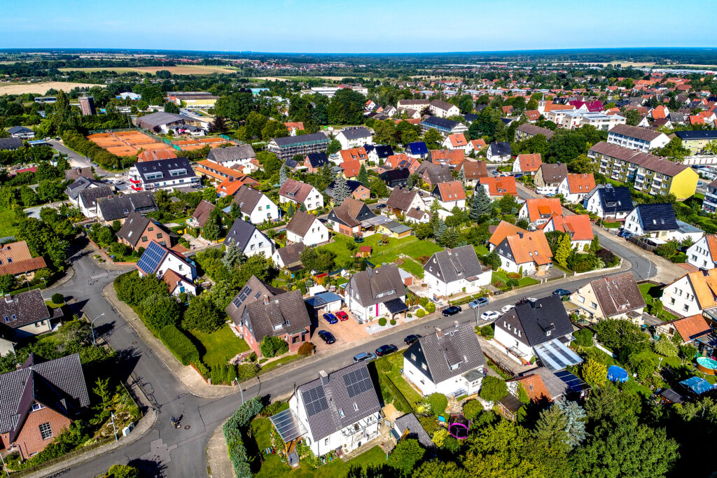 Das suburbane Umfeld von Einfamilienhäusern mit Alt- und Neubauten