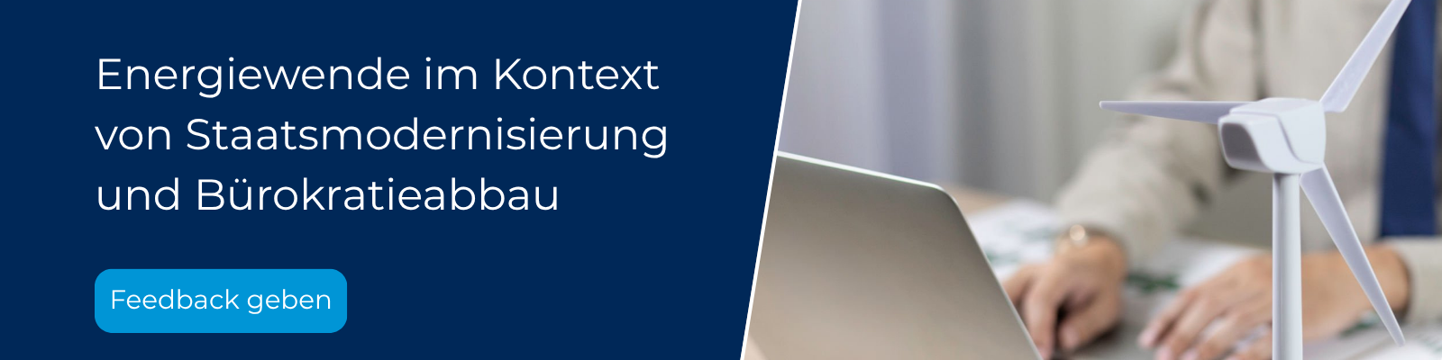 Staatsmodernisierung und Bürokratieabbau Das Feedbackfeld für Staatsemodernisierung zeigt einen Mann am Laptop mit einem Modellwindrad auf dem Schreibtisch.