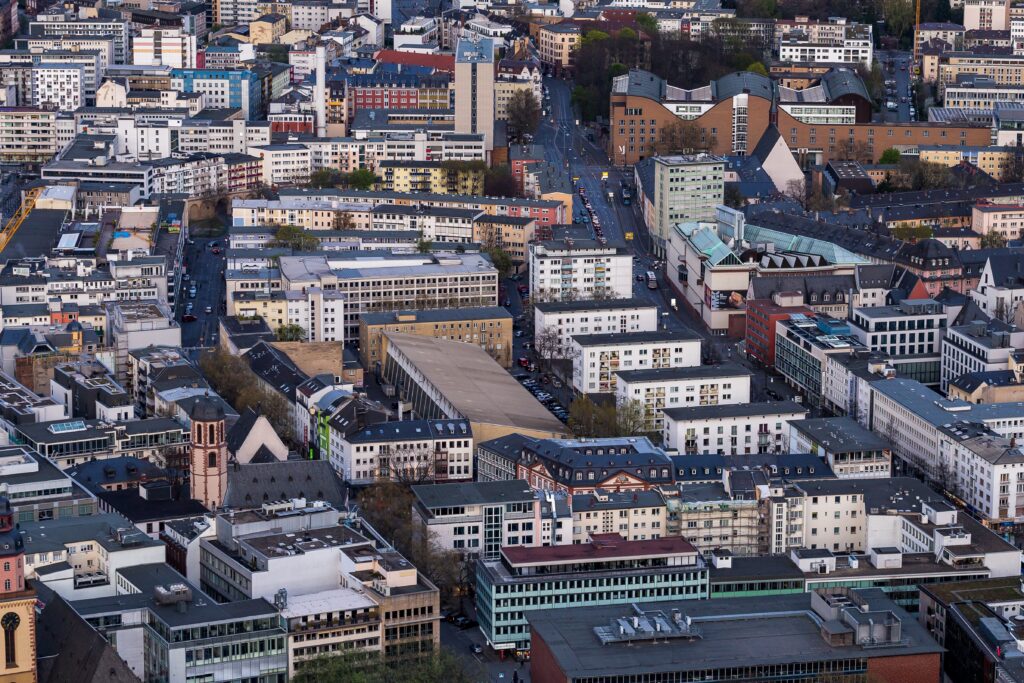 Das Innenstadtbild von Frankfurt am Main verdeutlicht die Herausforderungen bei Fernwärme und Netzausbau.