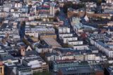 Das Innenstadtbild von Frankfurt am Main verdeutlicht die Herausforderungen bei Fernwärme und Netzausbau.