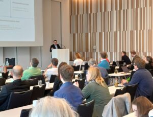 Dr. Markus Ehrmann begrüßt die Teilnehmenden des EU-Workshops.