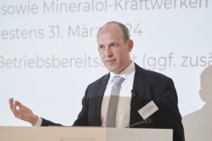 Thorsten Müller referiert zu einem rechtlichen Thema.