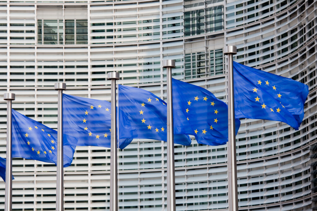 EU-Flaggen vor dem Sitz der EU-Kommission in Brüssel - dem politischen Zentrum der EU.